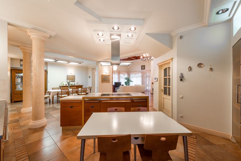 Какие нормативы нужно учесть при проектировании кессонных потолков в Москве?