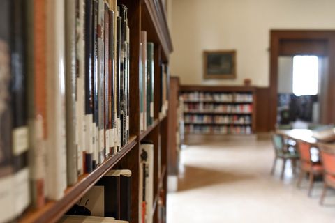 Какие нормативные нагрузки нужно заложить под стеллажи с книгами?