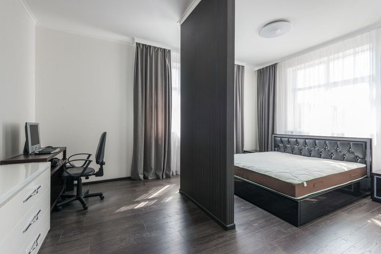 Зонирование open-space камнем: три рабочих приёма для ЖК «Река-1»