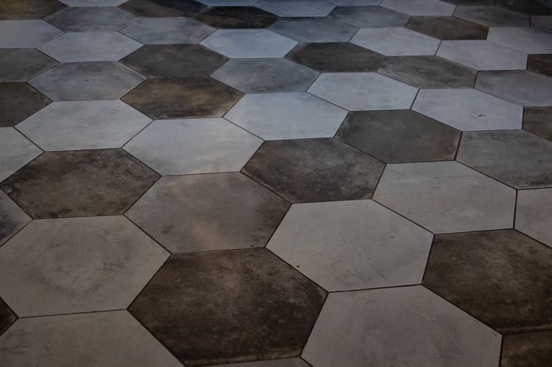 Какая раскладка метлахской плитки подходит для квартир с историческим контекстом?